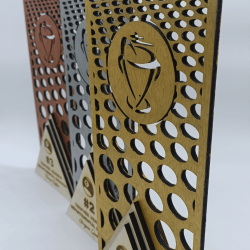Trophée en bois personnalisé peint à la main